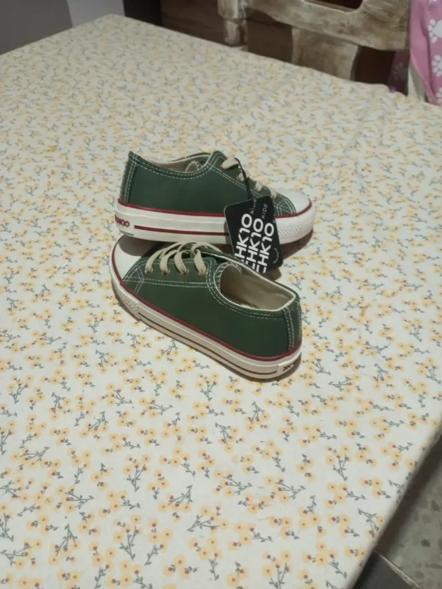 Zapatos CHK10 niño verde y blanco talla 28 de pie