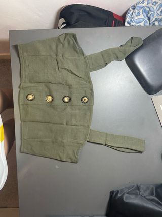 Top verde con botones