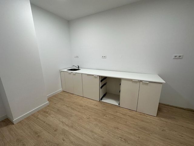 Mueble blanco con lava manos 