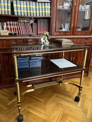 Mesa auxiliar con ruedas y cristal