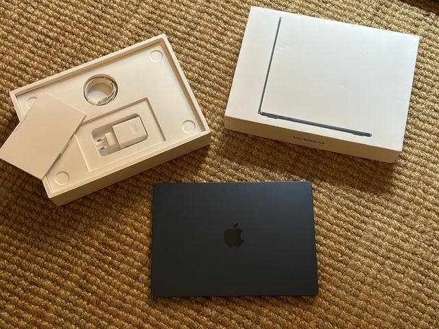 MacBook Air M2 (2022) - 8 Gb / 256 Gb - Midnight