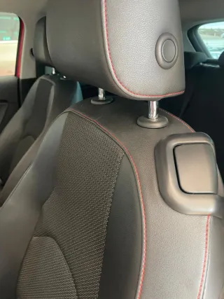 Asientos Seat León Negro con Costuras Rojas