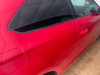 Asientos Seat León Negro con Costuras Rojas