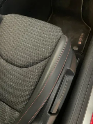 Asientos Seat León Negro con Costuras Rojas