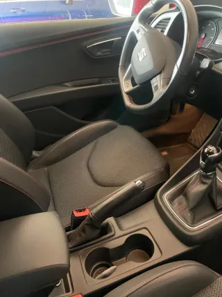 Asientos Seat León Negro con Costuras Rojas
