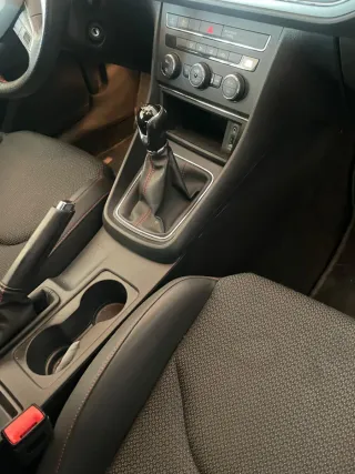 Asientos Seat León Negro con Costuras Rojas