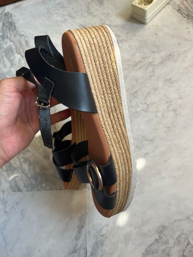 Sandalias negras con detalle dorado