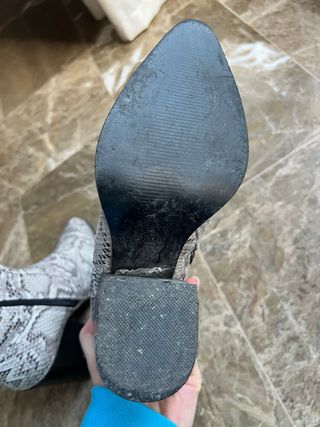 Stivaletti pitonati tacco largo
