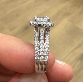 Precioso anillo de circonitas en blanco y rosa