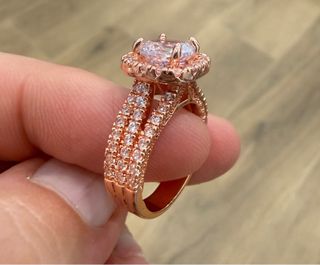 Precioso anillo de circonitas en blanco y rosa