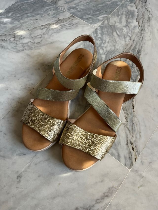 Sandalias doradas mujer