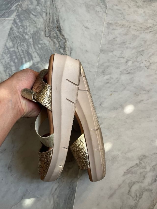 Sandalias doradas mujer