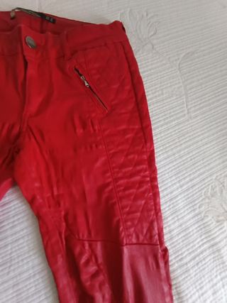 Pantalón polipiel Zara rojo