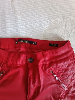 Pantalón polipiel Zara rojo