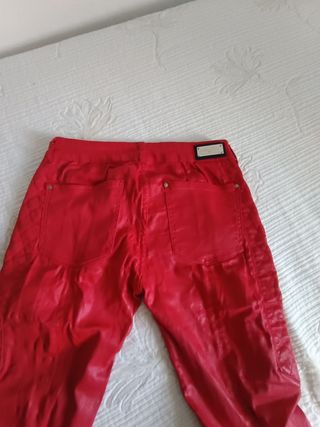 Pantalón polipiel Zara rojo