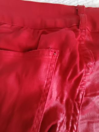 Pantalón polipiel Zara rojo