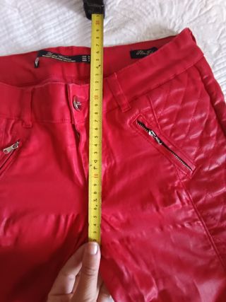 Pantalón polipiel Zara rojo