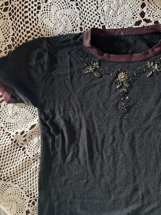 Maglia maniche corte nera con dettagli oro