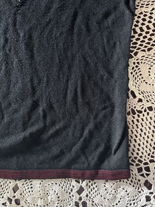 Maglia maniche corte nera con dettagli oro