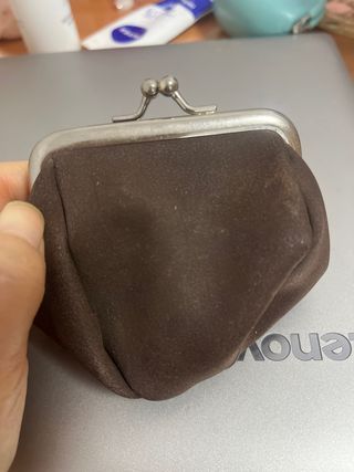 Monedero marrón con cierre de boquilla