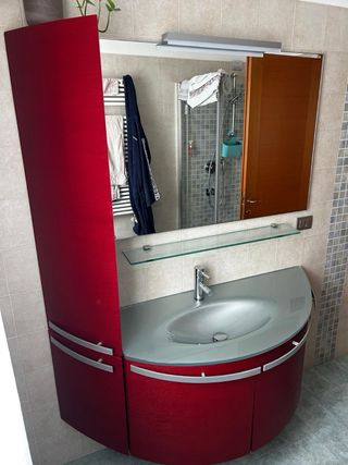 Mobile bagno rosso con specchio