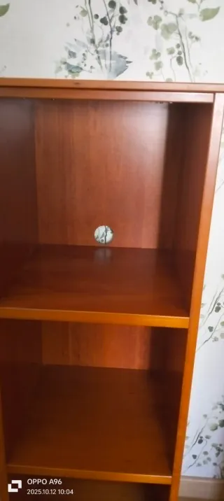 Estantería de madera marrón
