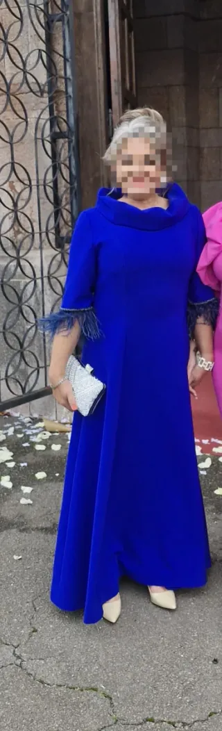 Vestido azul de fiesta con plumas
