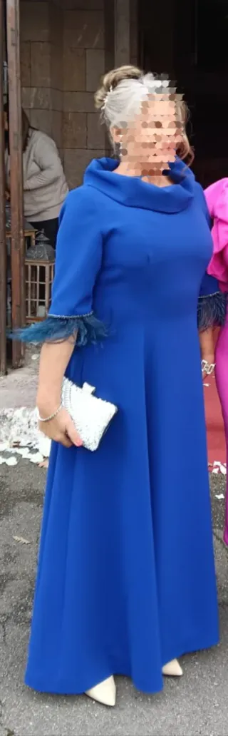 Vestido azul de fiesta con plumas