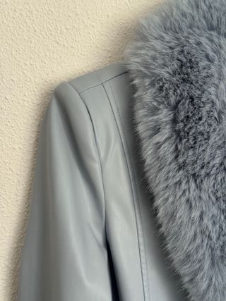 gabardina azul efecto piel talla S Zara