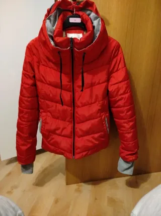 Anorak mujer rojo con capucha