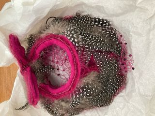 Tocado de plumas de guinea y velo rosa con ágatas