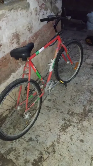 Bicicleta de montaña roja