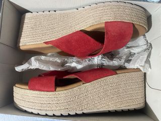 Sandalias cuña rojas y beige