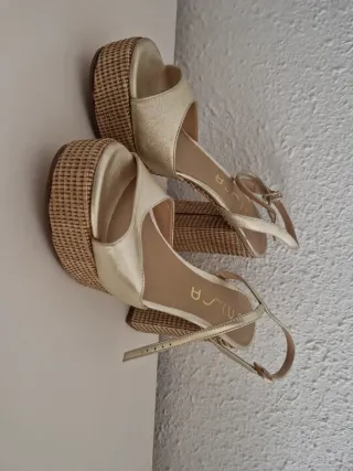 Sandalias doradas plataforma