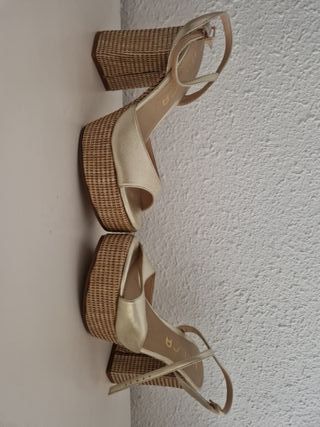 Sandalias doradas plataforma