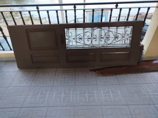 Puerta madera vintage con cristal decorado