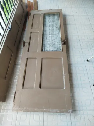 Puerta madera vintage con cristal decorado