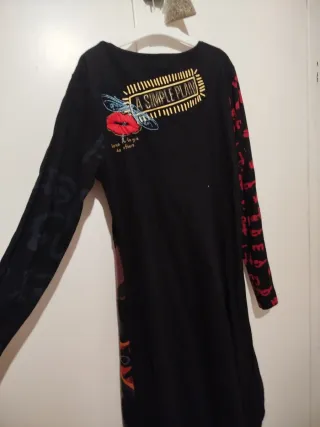 Vestido negro con estampado labios bordados y text
