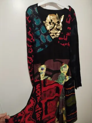 Vestido negro con estampado labios bordados y text
