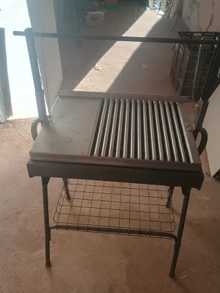 Barbecue in metallo nero e argentato