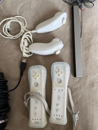 Consola Wii con 4 mandos y micrófono