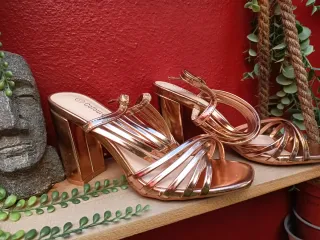 Sandalias doradas tacón talla 37 solo un uso