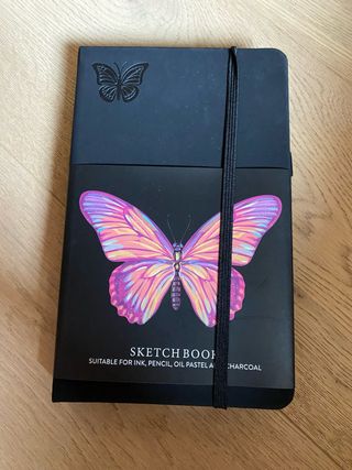Taccuino nero con farfalla e pagine nere