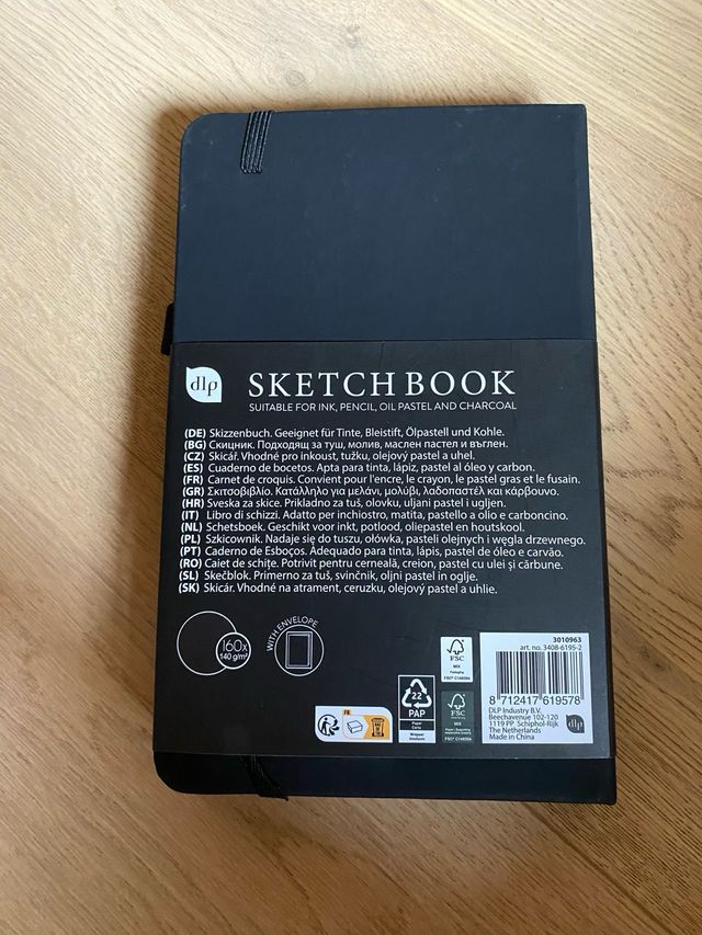 Taccuino nero con farfalla e pagine nere