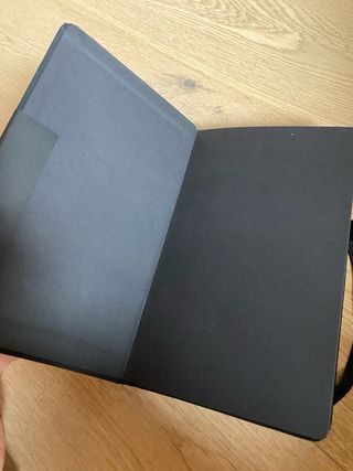 Taccuino nero con farfalla e pagine nere