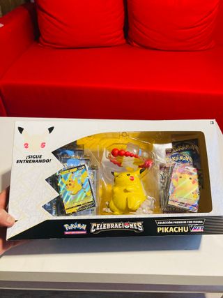 Pokémon Celebraciones Caja con Figura Pikachu VMAX