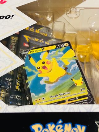 Pokémon Celebraciones Caja con Figura Pikachu VMAX