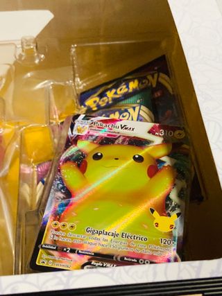 Pokémon Celebraciones Caja con Figura Pikachu VMAX