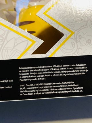 Pokémon Celebraciones Caja con Figura Pikachu VMAX