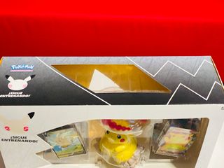 Pokémon Celebraciones Caja con Figura Pikachu VMAX